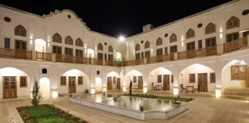 اقامتگاه سنتی خانه ادیب کاشان - فضای باز