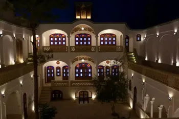 اقامتگاه سنتی اطلسی کاشان - فضای باز