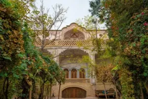اقامتگاه سنتی خادمی کاشان - فضای باز