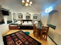 اقامتگاه سنتی خادمی کاشان -اتاق 4 تخته (2 تخته 1 نفره و 1 تخته 2 نفره)