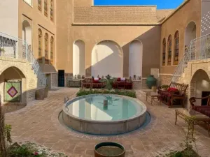 اقامتگاه سنتی خانه مرشدی کاشان - فضای باز