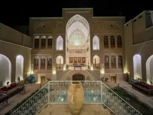اقامتگاه سنتی خانه مرشدی کاشان - فضای باز