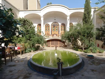 اقامتگاه سنتی خانه مرشدی کاشان - فضای باز