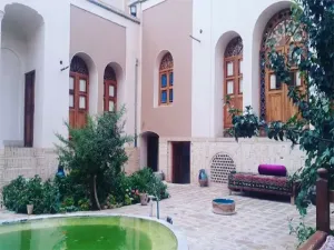 اقامتگاه سنتی خانه مرشدی کاشان - فضای باز