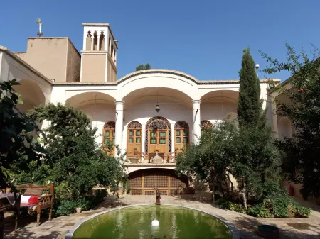 اقامتگاه سنتی خانه مرشدی کاشان - فضای باز