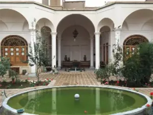 اقامتگاه سنتی خانه مرشدی کاشان - فضای باز
