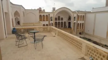اقامتگاه سنتی منوچهری کاشان - فضای باز