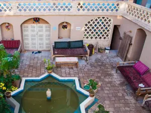 اقامتگاه بومگردی خانه نقلی کاشان - فضای باز