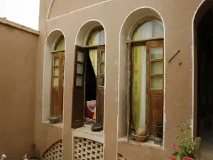 اقامتگاه بومگردی خانه نقلی کاشان - فضای باز