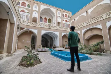 اقامتگاه بومگردی خانه نقلی کاشان - فضای باز