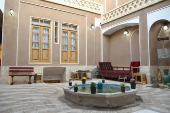 اقامتگاه بومگردی سرای سایه کاشان - فضای باز