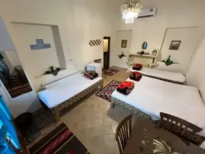 اقامتگاه بومگردی سرای آقا محمد کاشان - اتاق 4 تخته (1 تخته 2 نفره و 2 تخته 1 نفره)