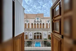 اقامتگاه سنتی سرای سوریجان کاشان فضای باز