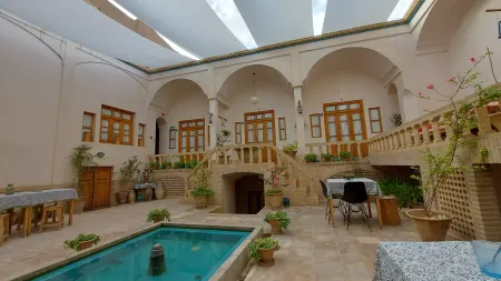اقامتگاه سنتی کاشانه روشن کاشان - فضای باز