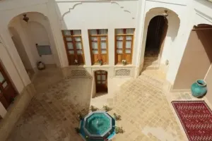 اقامتگاه سنتی عمارت ماندگار کاشان - فضای باز