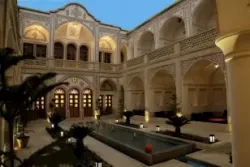 اقامتگاه سنتی عمارت ماندگار کاشان - نمای محوطه