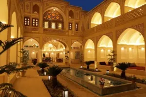 اقامتگاه سنتی عمارت ماندگار کاشان - فضای باز