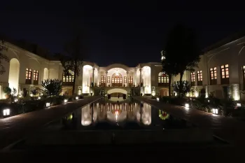 اقامتگاه سنتی عمارت ماندگار کاشان -فضای باز 