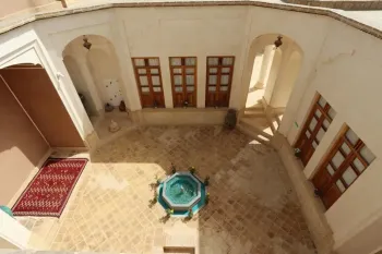 اقامتگاه سنتی عمارت ماندگار کاشان - فضای باز