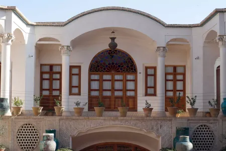 اقامتگاه سنتی عمارت ماندگار کاشان - فضای باز