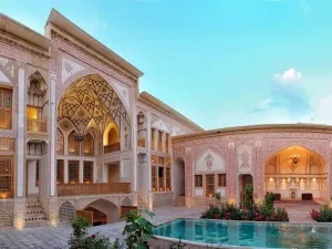 اقامتگاه سنتی مهینستان راهب کاشان - نمای محوطه