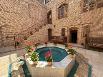 اقامتگاه سنتی خانه یار قزوین - فضای باز