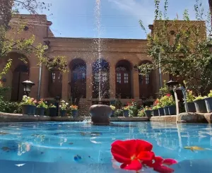 اقامتگاه سنتی عمارت بهروزی قزوین - نمای محوطه