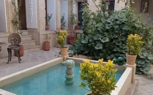 اقامتگاه سنتی صوفی راز شیراز - نمای محوطه