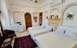 اقامتگاه سنتی حجه فروش اصفهان - اتاق 4 تخته (1 تخت 2 نفره و 2 تخت 1 نفره)