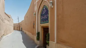 هتل تاریخی لب خندق یزد - اتاق 3 تخته (1 تخت 2 نفره و 1 تخت 1 نفره)