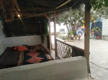 اقامتگاه بومگردی جمبو هرمز - نمای محوطه