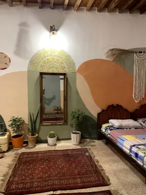 اقامتگاه بومگردی خانه خورشید هرمز - نمای اتاق