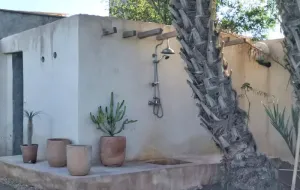 اقامتگاه بومگردی خانه کوچ هرمز - نمای محوطه