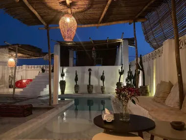 اقامتگاه بومگردی خونمون قشم - فضای محوطه