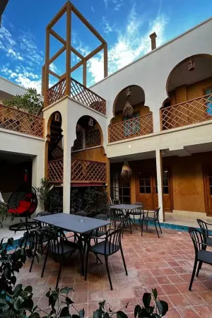 اقامتگاه بومگردی دال قشم - نمای محوطه