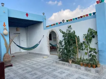 اقامتگاه بومگردی سرای سفید قشم - نمای محوطه
