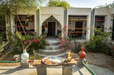 اقامتگاه بومگردی ناخدا علی قشم - نمای محوطه