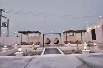 اقامتگاه بومگردی نخل مجول قشم - نمای محوطه