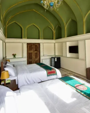 اقامتگاه سنتی هزار و یک شب چهار باغ اصفهان - اتاق 3 تخته (1 تخت 2 نفره و 1 تخت 1 نفره)