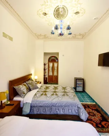 اقامتگاه سنتی هزار و یک شب چهار باغ اصفهان - اتاق 3 تخته (1 تخت 2 نفره و 1 تخت 1 نفره)