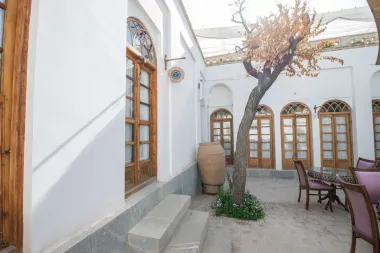 اقامتگاه سنتی هزار و یک شب چهار باغ اصفهان - فضای باز