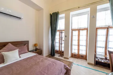 اقامتگاه سنتی هزار و یک شب چهار باغ اصفهان - اتاق 2 تخته (1 تخت 2 نفره)