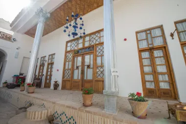 اقامتگاه سنتی هزار و یک شب چهار باغ اصفهان - فضای باز