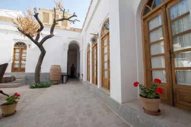 اقامتگاه سنتی هزار و یک شب چهار باغ اصفهان - فضای باز