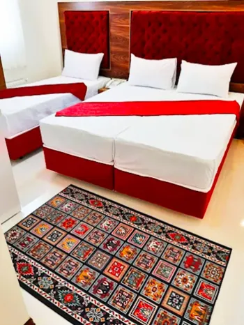 خانه مسافر عمارلو مشهد - اتاق ۳ تخته (۱ تخت ۲ نفره و ۱ تخت ۱ نفره)    
