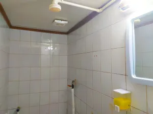 مهمانپذیر رضا تهران - دوش حمام