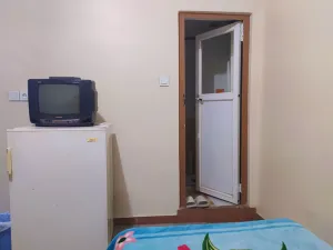 مهمانپذیر رضا تهران - تلویزیون و یخچال