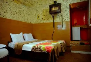 مهمانپذیر زند شیراز - اتاق 3 تخته (1 تخت 2 نفره 1 تخت 1 نفره)