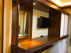 مهمانپذیر سهند تهران - میز آرایش و تلویزیون