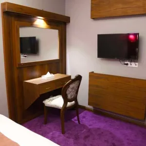 هتل آپارتمان رونیا تهران - امکانات اتاق (تلویزیون و میز آرایش)